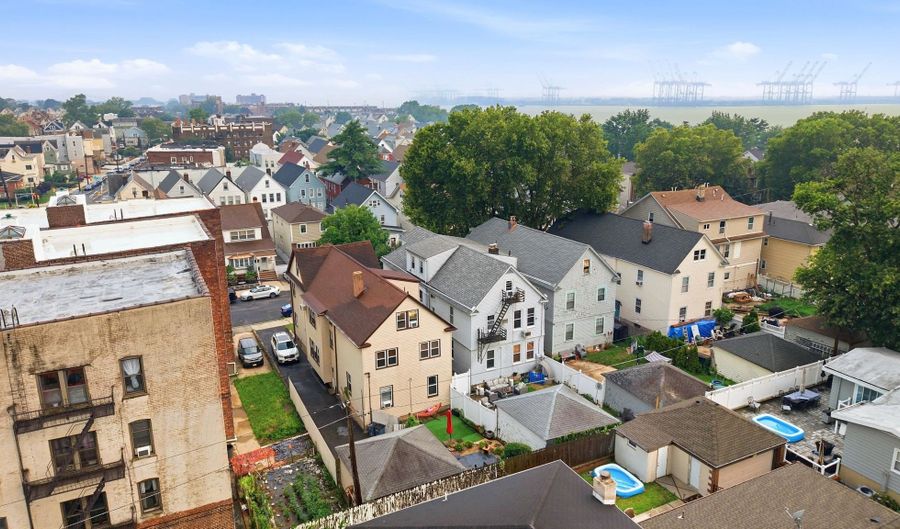 9 LINCOLN Pkwy, Bayonne, NJ 07002 - 6 Beds, 4 Bath