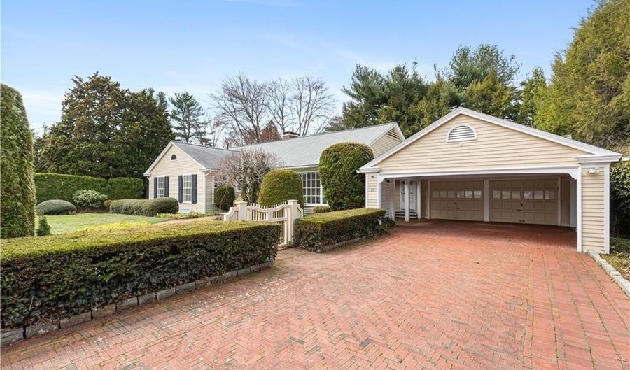 28 S Hill Dr, Cranston, RI 02920 - 3 Beds, 3 Bath