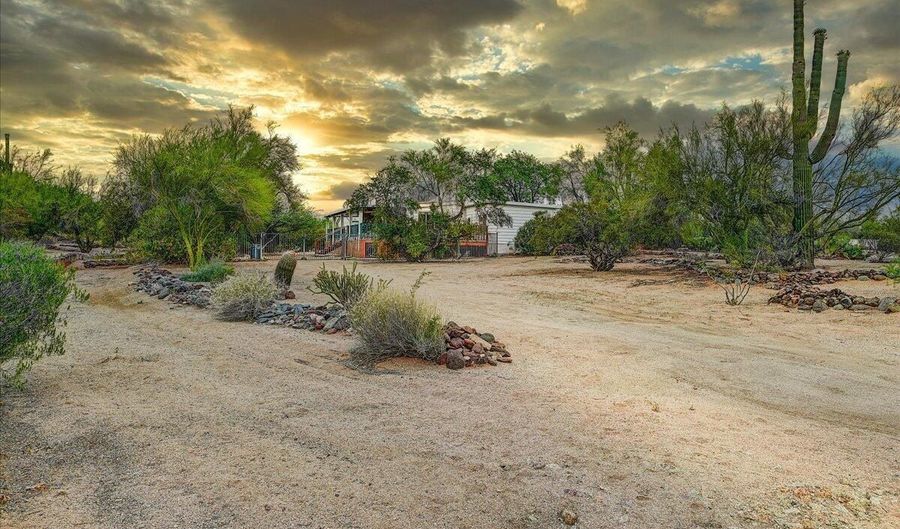 33601 N RIFLEMAN Rd, Cave Creek, AZ 85331 - 2 Beds, 3 Bath