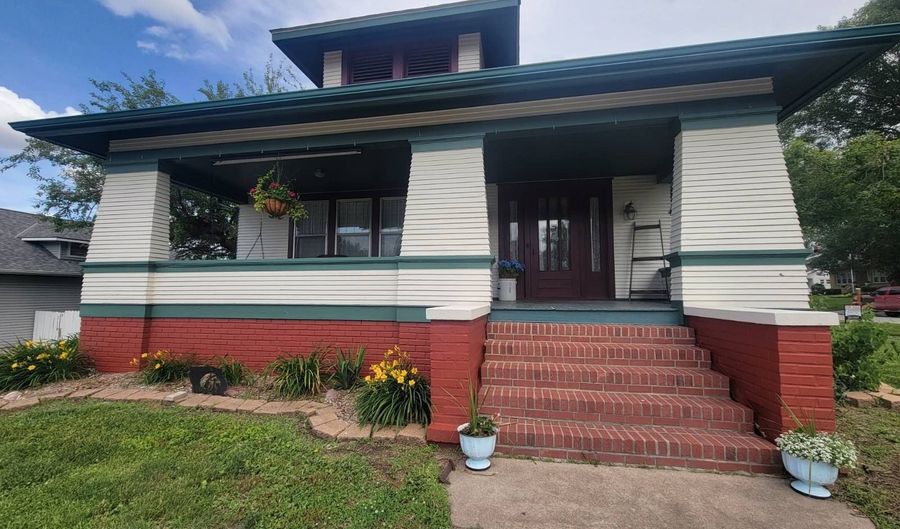 1521 J St, Auburn, NE 68305 - 4 Beds, 2 Bath