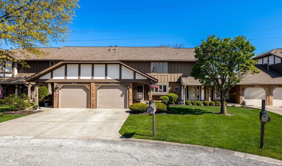 8212 Millbank Dr, Orland Park, IL 60462 - 2 Beds, 3 Bath