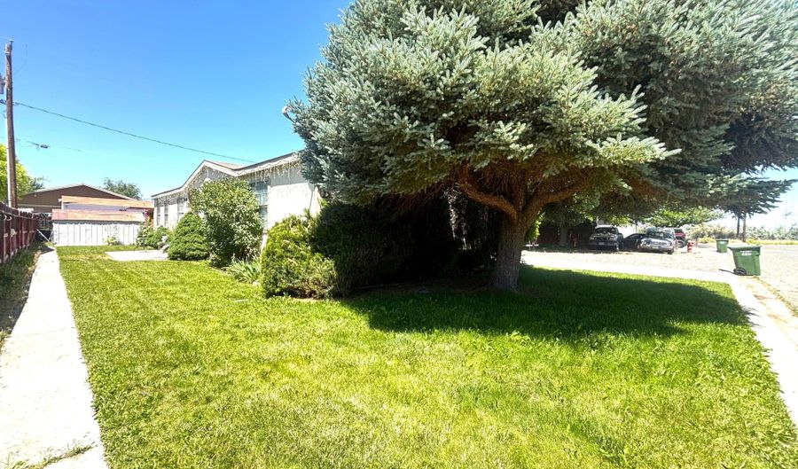 218 220 Middlegate Dr, Battle Mountain, NV 89820 - 3 Beds, 2 Bath