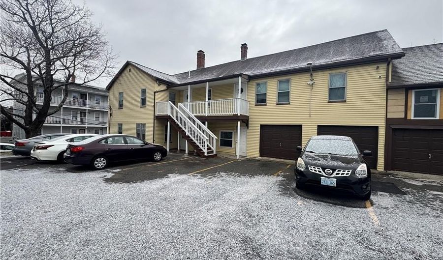 92 Spring St, Lincoln, RI 02838 - 6 Beds, 3 Bath