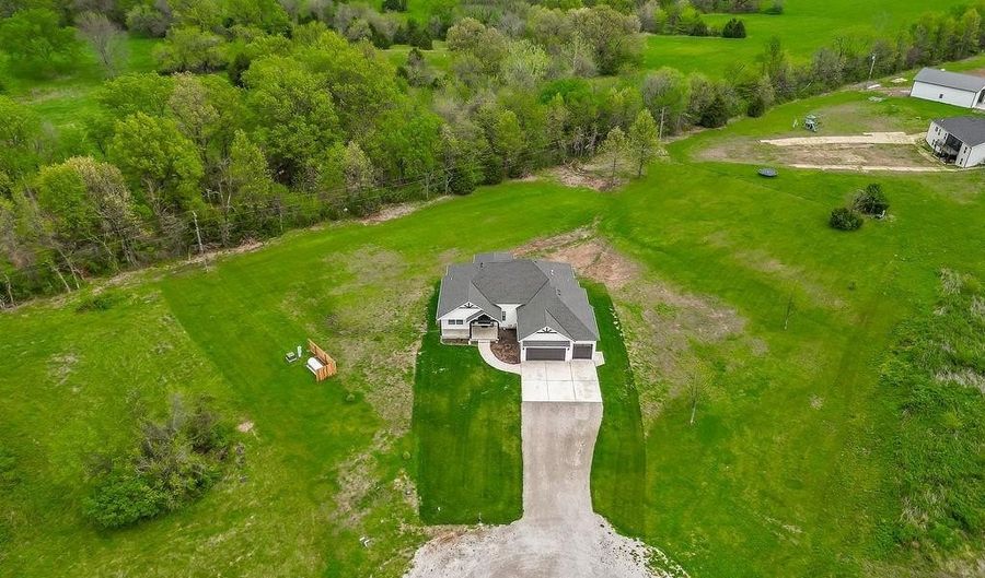 12749 NE Cherokee Dr, Adrian, MO 64720 - 3 Beds, 3 Bath