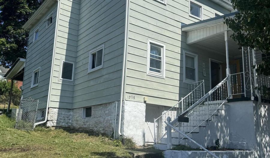1308 17th Ave, Altoona, PA 16601 - 3 Beds, 2 Bath