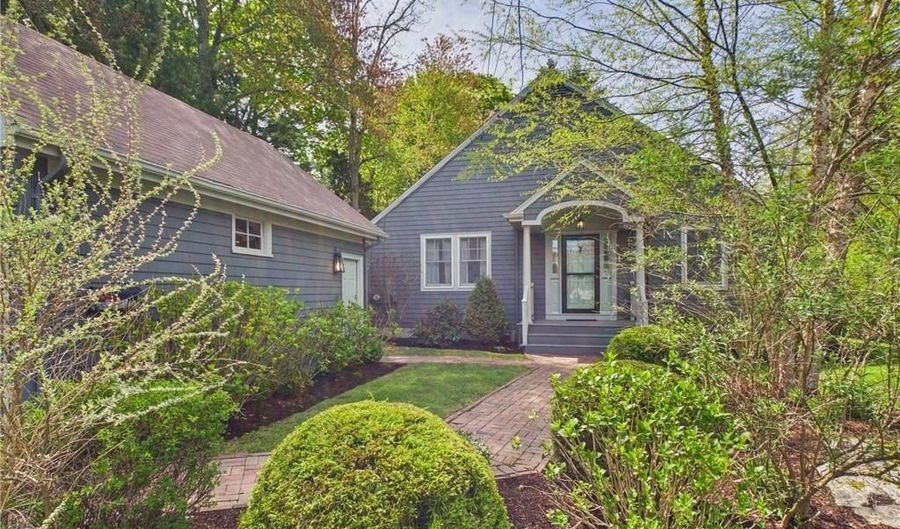 30 Forest Rd W, Bristol, RI 02809 - 2 Beds, 2 Bath