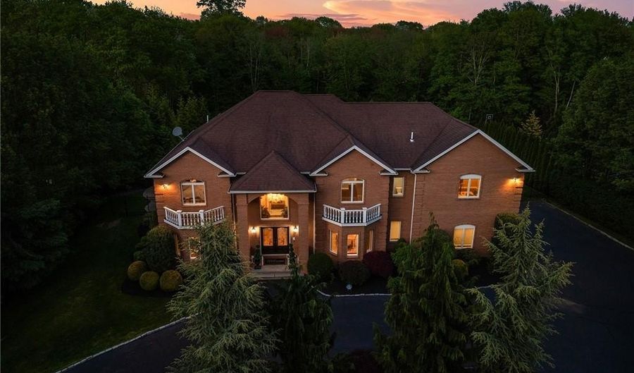 20 Red Brook Xing, Lincoln, RI 02865 - 5 Beds, 7 Bath