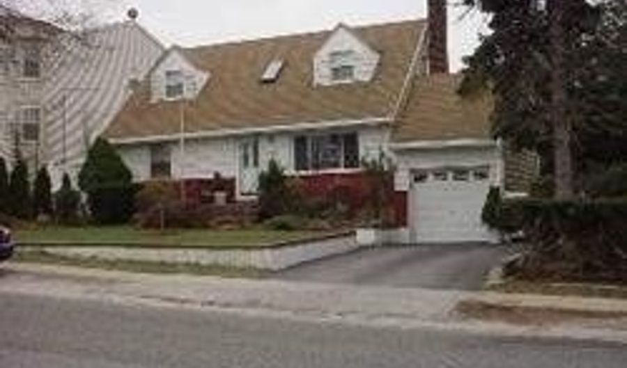 45 I U Willets Rd, Albertson, NY 11507 - 4 Beds, 3 Bath