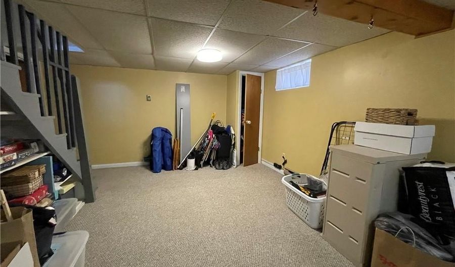 71 Glenwood Dr, North Kingstown, RI 02852 - 3 Beds, 2 Bath