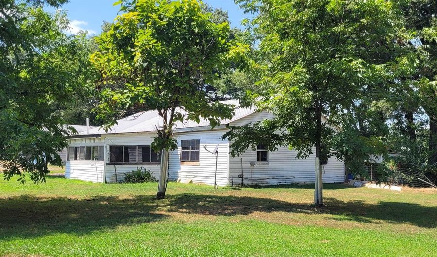 910 S Ninth St, Augusta, AR 72006 - 2 Beds, 1 Bath