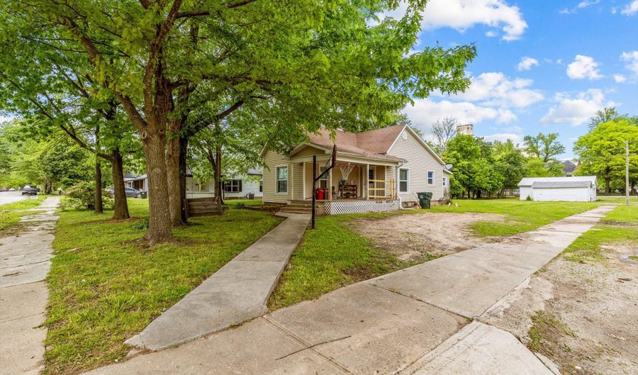 301 W Pleasant St, Aurora, MO 65605 - 3 Beds, 2 Bath