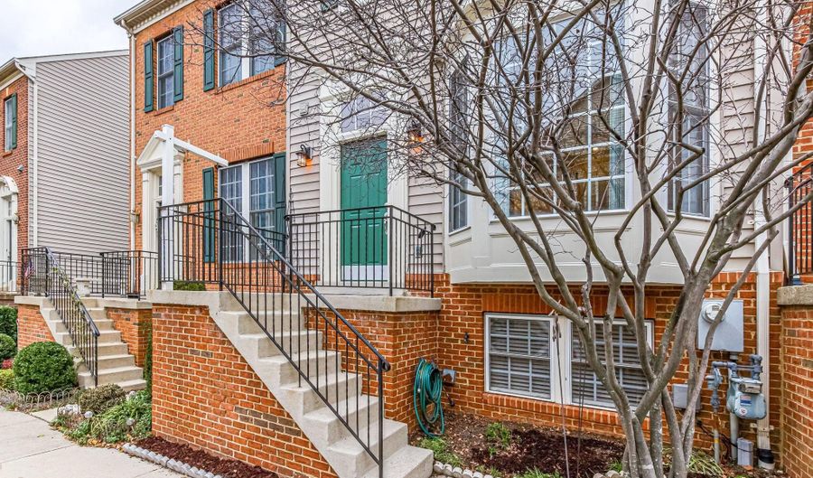 953 HARRISON Cir, Alexandria, VA 22304 - 3 Beds, 4 Bath