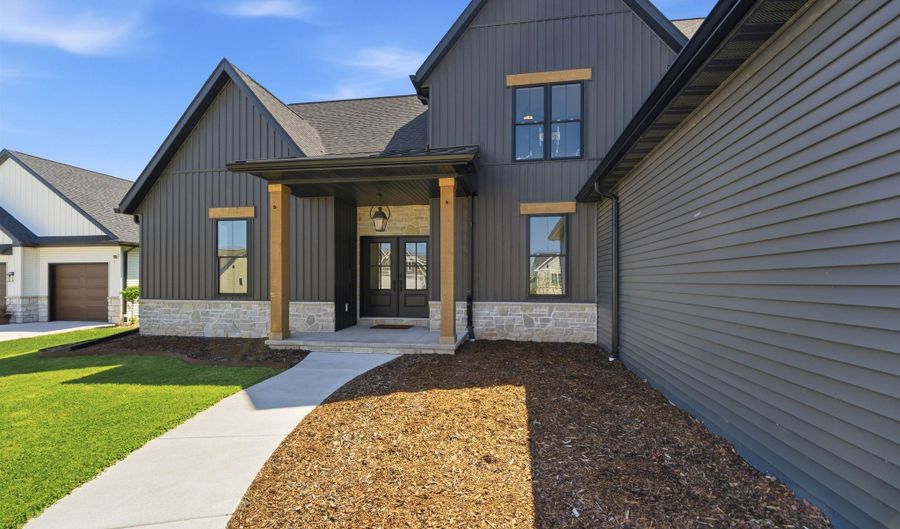 N9250 CASSANDRA Way, Appleton, WI 54915 - 5 Beds, 3 Bath