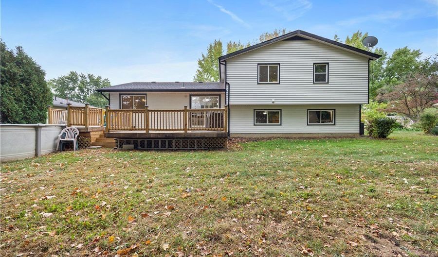 621 Van Oaks Dr, Amherst, OH 44001 - 5 Beds, 4 Bath