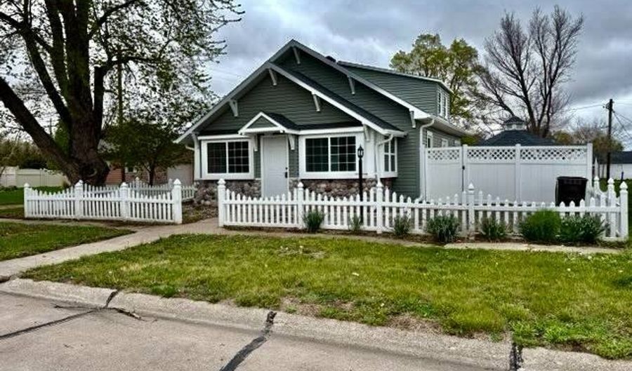 814 W Park St, Albion, NE 68620 - 3 Beds, 2 Bath
