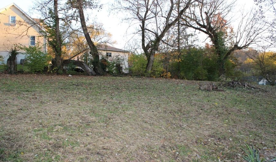 137 W Conwell St, Aurora, IN 47001 - 2 Beds, 1 Bath