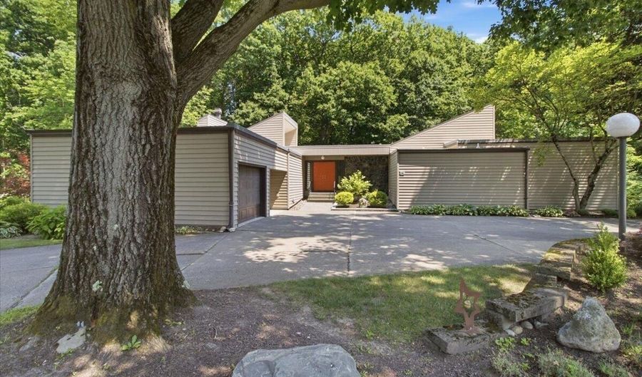 5 Newell Ct, Albany, NY 12204 - 4 Beds, 3 Bath