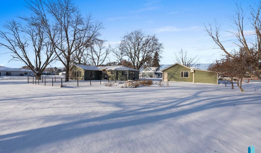 702 S 3rd St, Beresford, SD 57004 - 2 Beds, 1 Bath