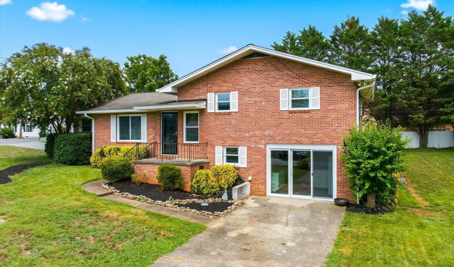 303 Scott St, Athens, TN 37303 - 4 Beds, 3 Bath