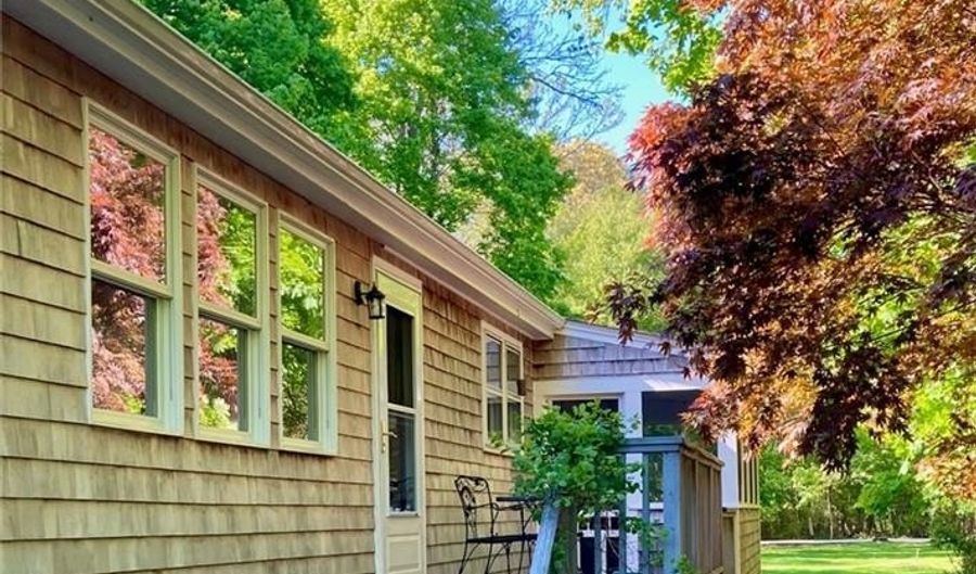 10 Summer St, Jamestown, RI 02835 - 2 Beds, 1 Bath