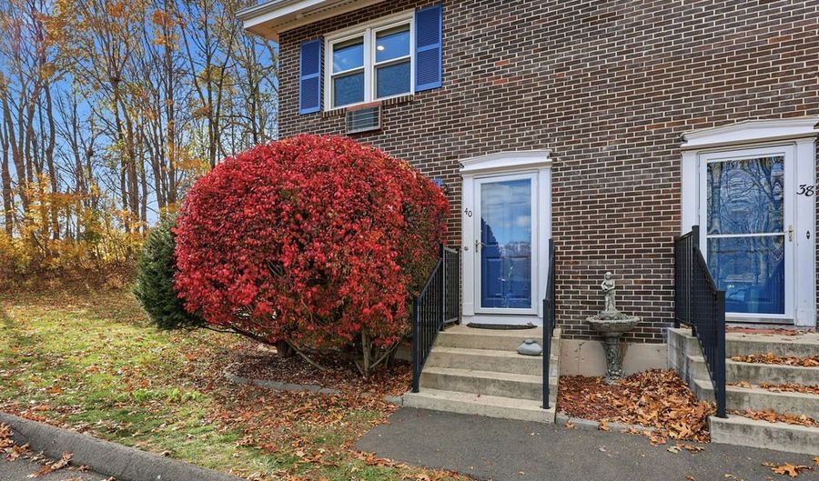 40 Woodridge Dr 40, Cheshire, CT 06410 - 2 Beds, 2 Bath