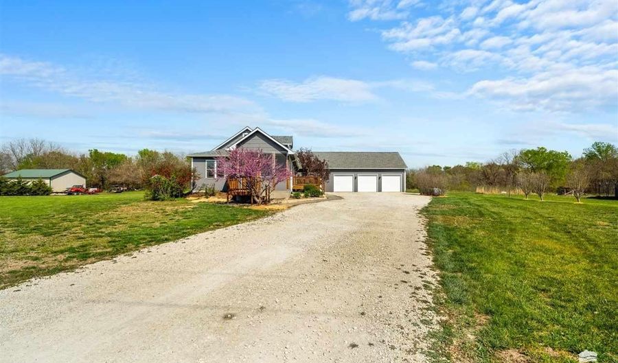 3673 Stewart Farm Rd, Wamego, KS 66547 - 6 Beds, 4 Bath