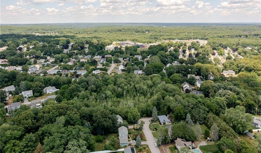 9 Apache Ln, Cumberland, RI 02864 - 2 Beds, 1 Bath