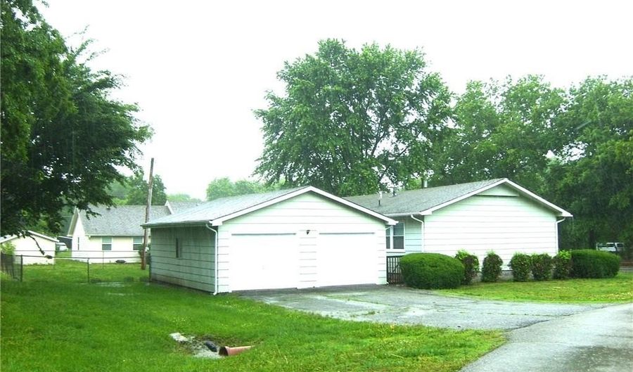 301 S 3rd St, Arma, KS 66712 - 3 Beds, 2 Bath