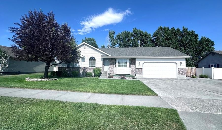 3951 S Summerwood Ln, Ammon, ID 83406 - 5 Beds, 3 Bath