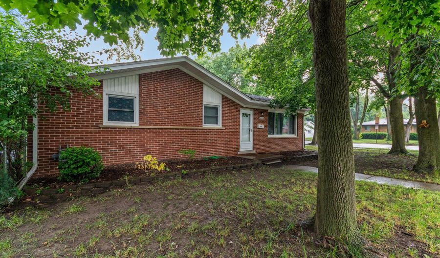 1015 N Maple Rd, Ann Arbor, MI 48103 - 3 Beds, null Bath