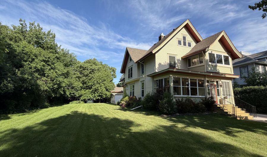1014 S Jay St, Aberdeen, SD 57401 - 5 Beds, 3 Bath