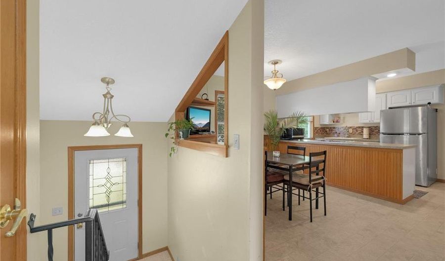 846 Jonathan Dr, Apple Valley, MN 55124 - 4 Beds, 2 Bath