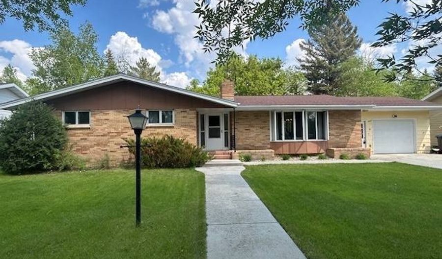 1033 Elm St, Bottineau, ND 58318 - 3 Beds, 2 Bath