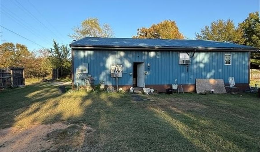 301 Choctaw St, Arkoma, OK 74901 - 2 Beds, 1 Bath