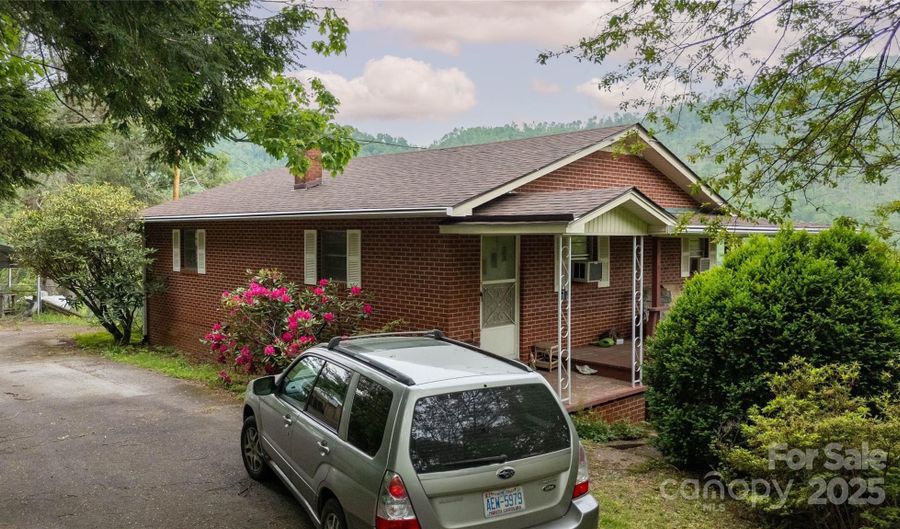 1306 Fork Mountain Rd, Bakersville, NC 28705 - 3 Beds, 2 Bath