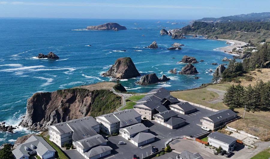 1305 MOORE St 402, Brookings, OR 97415 - 2 Beds, 2 Bath