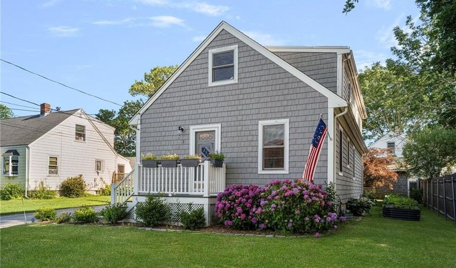 3 Harold St, Newport, RI 02840 - 3 Beds, 2 Bath