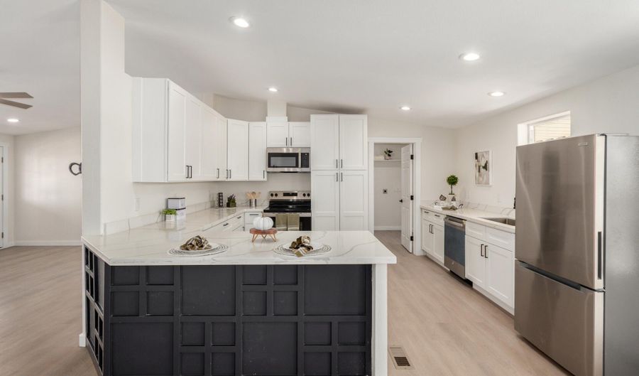 81 S TOMAHAWK Rd, Apache Junction, AZ 85119 - 3 Beds, 2 Bath