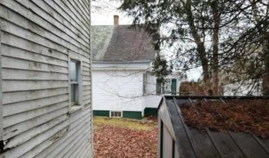 16 Union Ct, Boothbay Harbor, ME 04538 - 3 Beds, 1 Bath