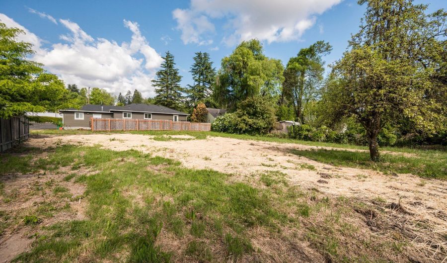 15915 SE HAROLD Ave, Milwaukie, OR 97267 - 3 Beds, 2 Bath
