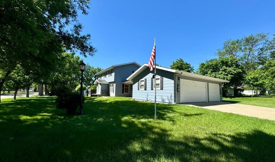 1005 3rd St, Britton, SD 57430 - 3 Beds, 4 Bath