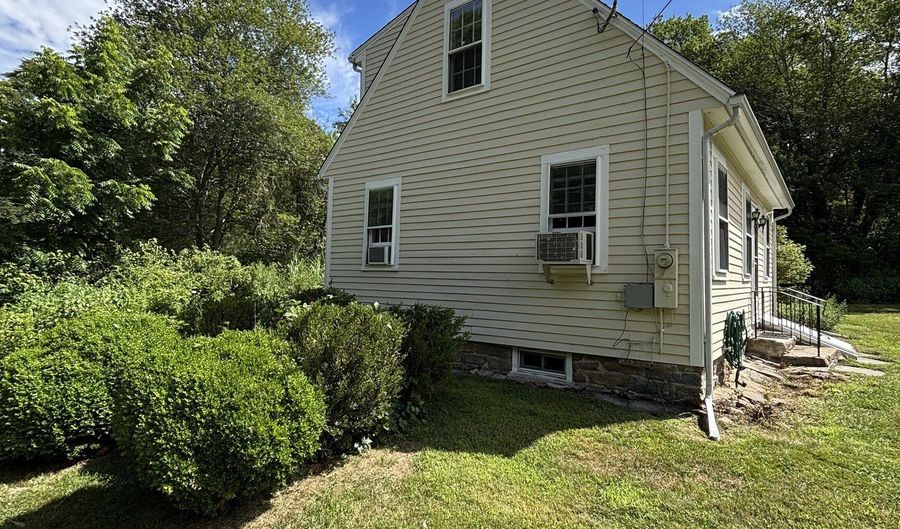 37 Liberty St, Clinton, CT 06413 - 2 Beds, 1 Bath