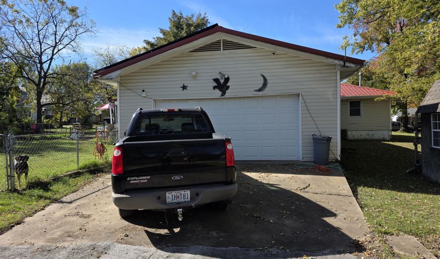 312 S Oak Ave, Aurora, MO 65605 - 3 Beds, 2 Bath