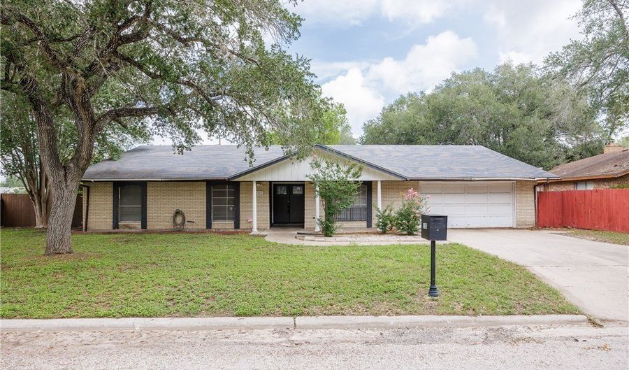 1101 Jefferson St, Alice, TX 78332 - 3 Beds, 2 Bath