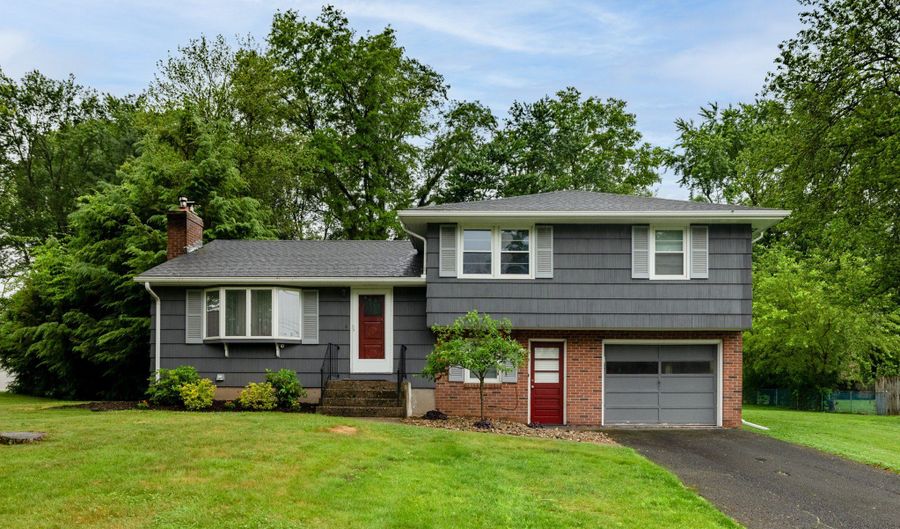 38 Evelyn Rd, Bristol, CT 06010 - 3 Beds, 2 Bath