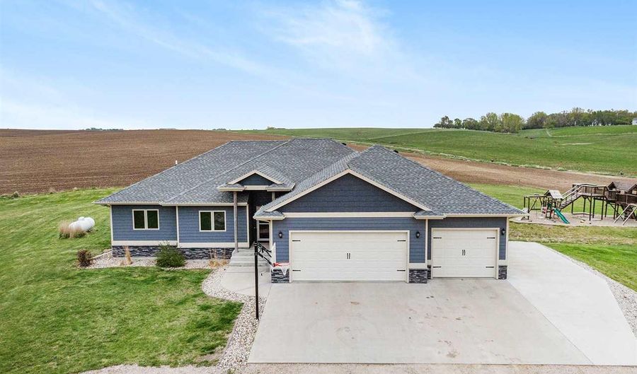 24926 474th Ave, Baltic, SD 57003 - 5 Beds, 3 Bath