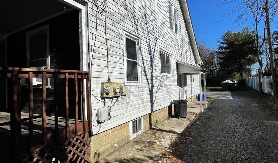 37 E GLOUCESTER Pike 1, Barrington, NJ 08007 - 4 Beds, 2 Bath