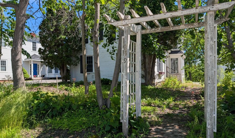 259 High St, Belfast, ME 04915 - 6 Beds, 1 Bath