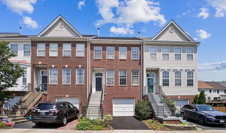 6610 HUNTER CREEK Ln, Alexandria, VA 22315 - 3 Beds, 4 Bath