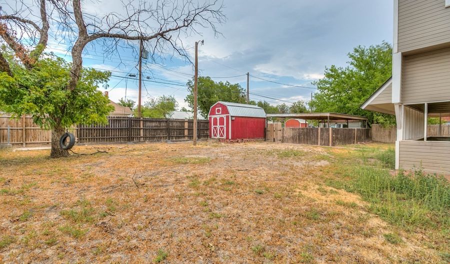 704 N Broadway St, Ballinger, TX 76821 - 4 Beds, 4 Bath